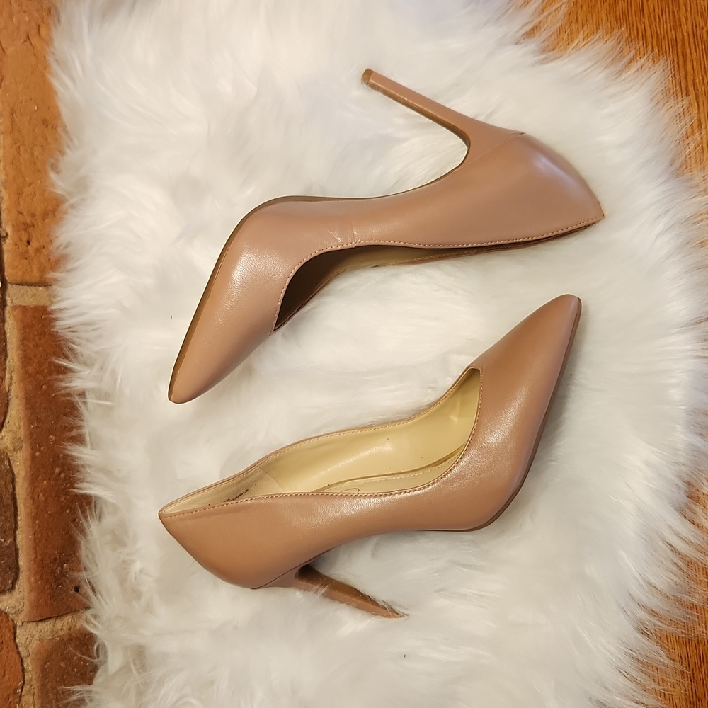 Jessica Simpson Nude Pump